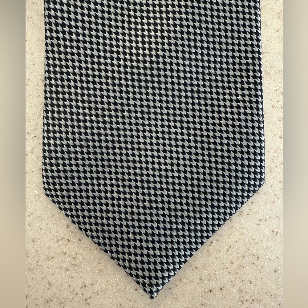 Vintage BUGATTI  black & gray Houndstooth Tie, 100% silk . Excellent con…